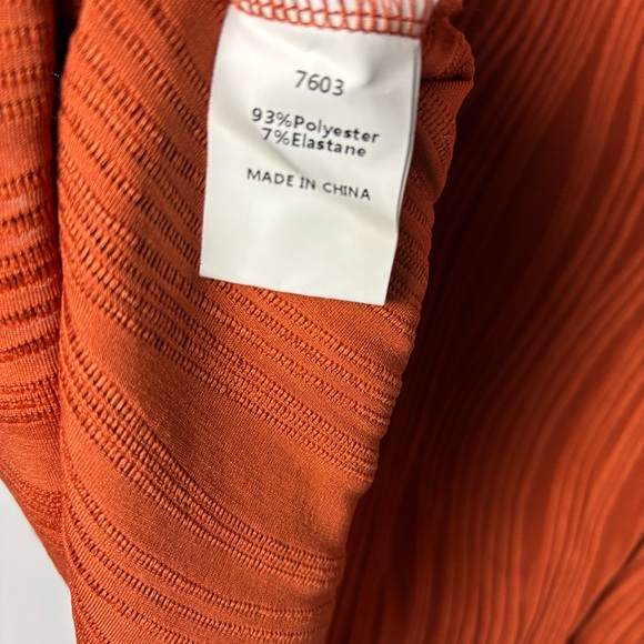 Chic Rust Wave Pattern Dressy Blouse Large - Picture 8 of 9